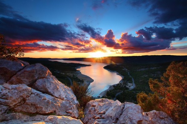 горы река закат