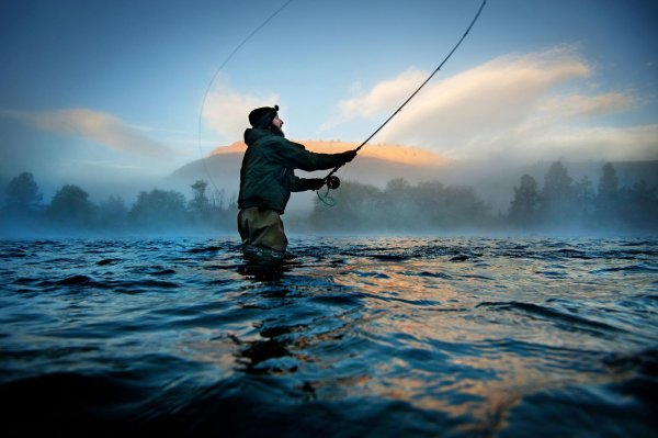 рыбак со спиннингом