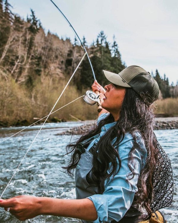 женщина рыбак