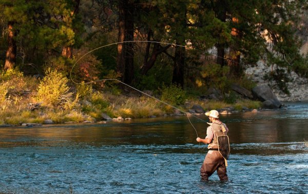 рыбак на реке