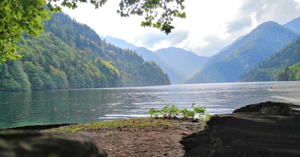 жемчужина абхазии озеро