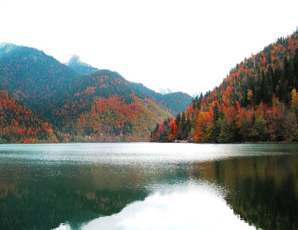 озеро рица осенью