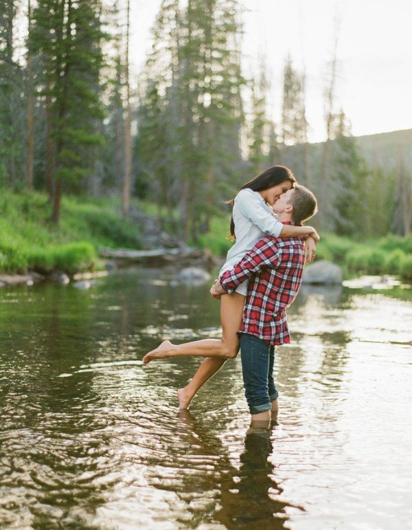 парень с девушкой на речке