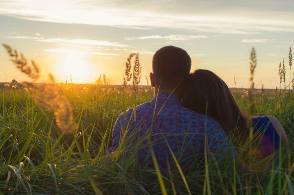 пара в поле