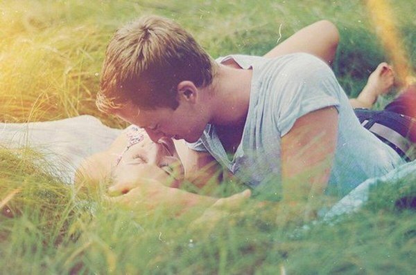 поцелуй на траве
