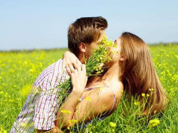 парень и девушка в поле