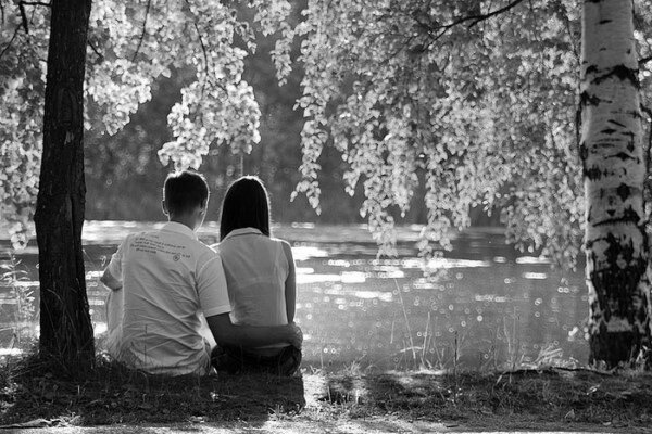 парень с девушкой среди берез