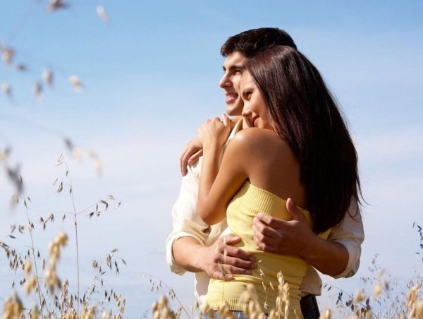 парень обнимает девушку