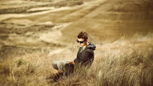 парень в поле