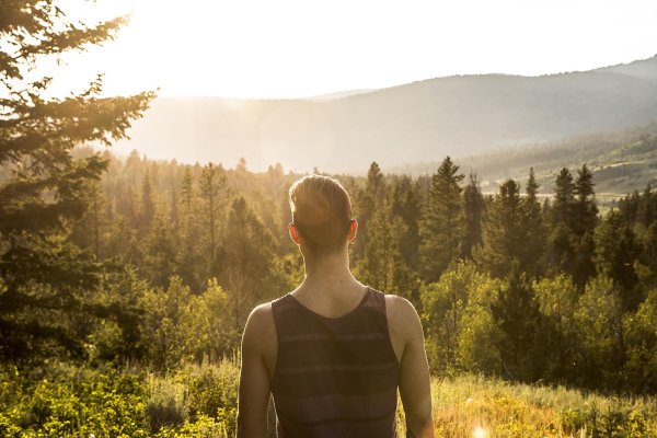 парень в лесу