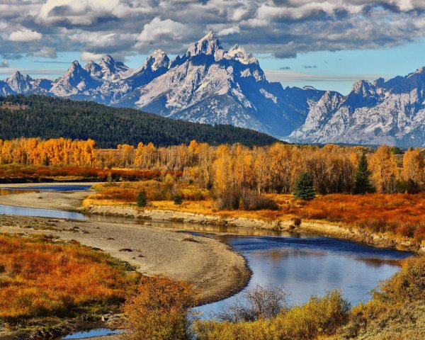 золотой осени с реками и горами