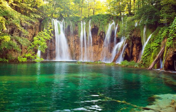 озеро водопад