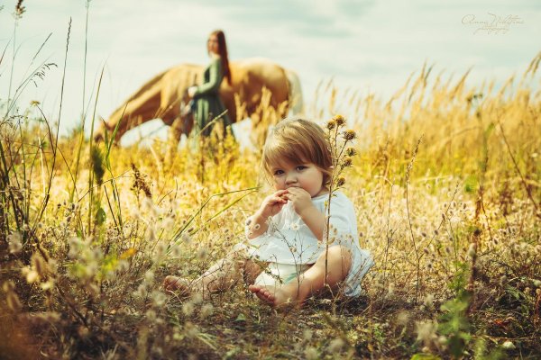 девочка в поле