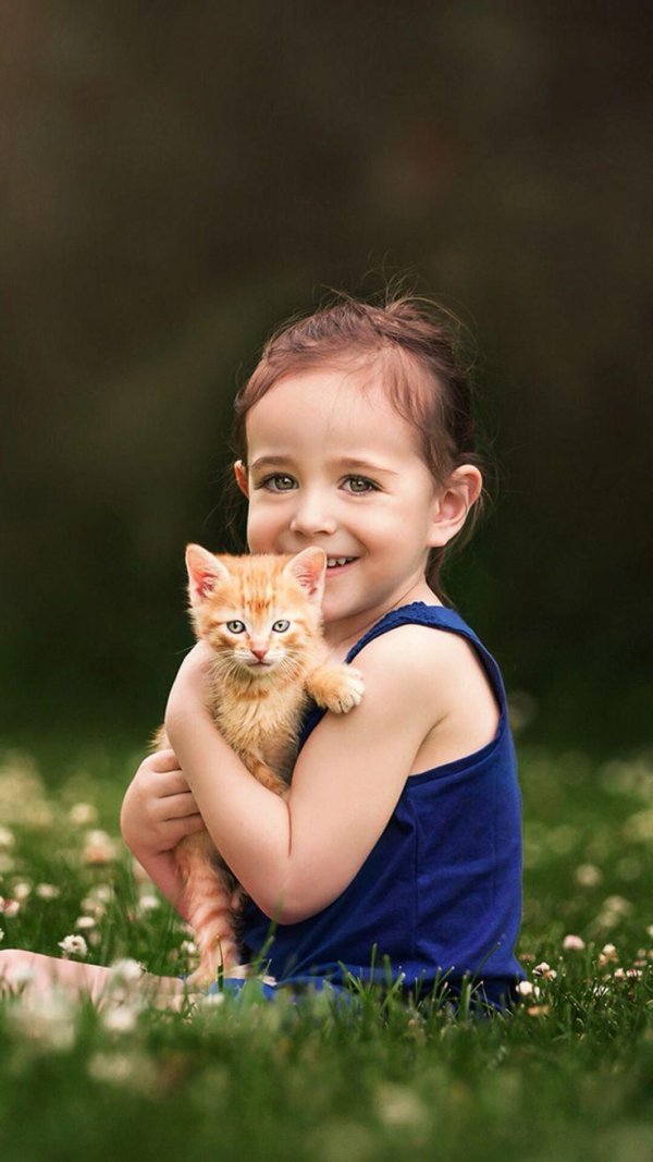 ребенок с котенком