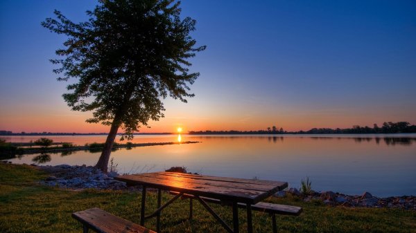 закат у реки