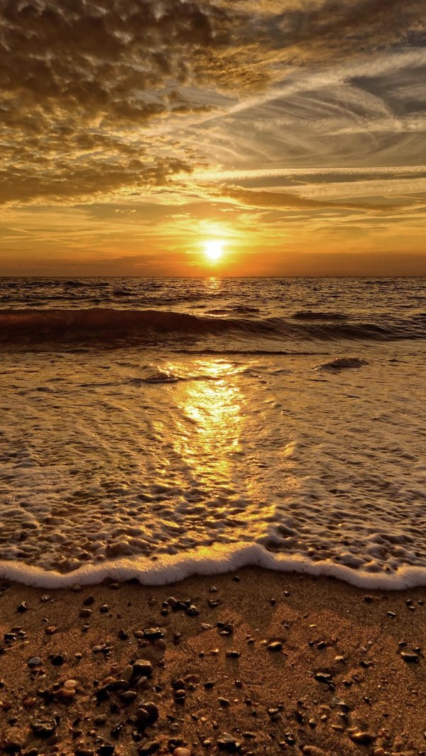 закат на берегу моря