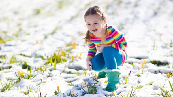 девочка с подснежниками
