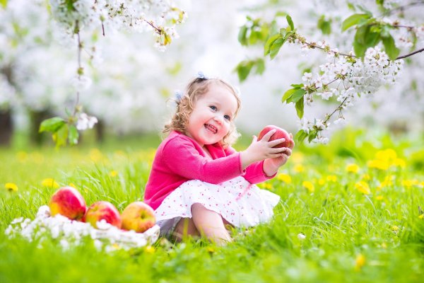 девочка с яблоками