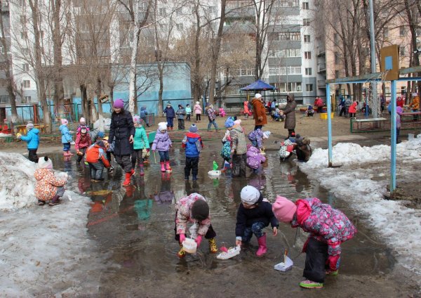 дети пускают кораблики весной