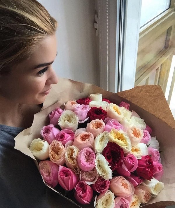 пионовидная роза