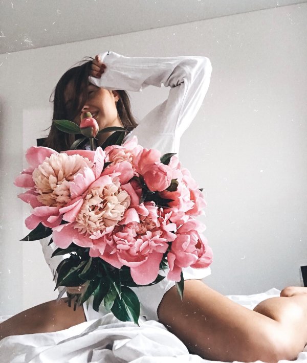 женщина с пионами