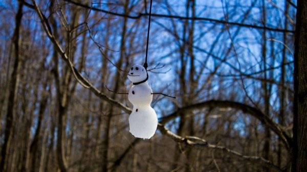 весенний снеговик