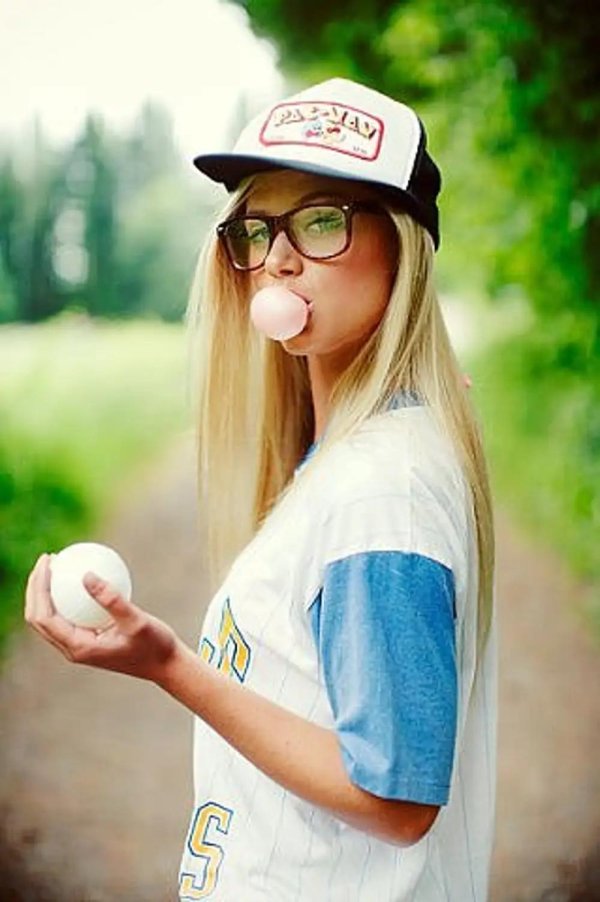 блондинка в бейсболке