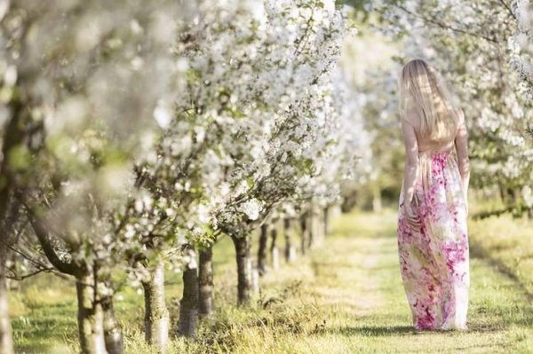 Девушка весна со спины