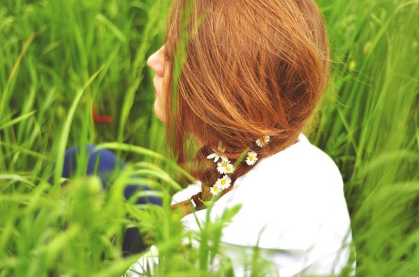 рыжие волосы со спины