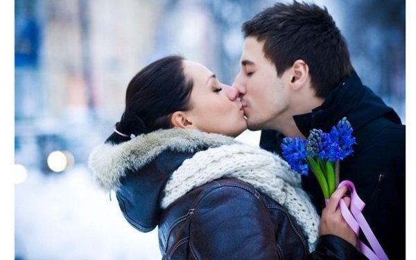 парень дарит девушке цветы