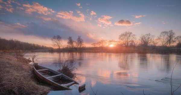 лодка в реке