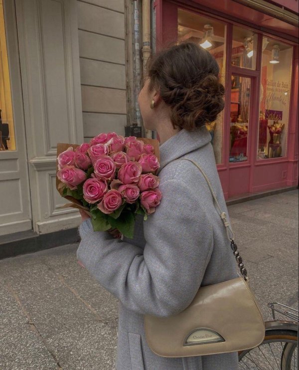 дарите девушкам цветы