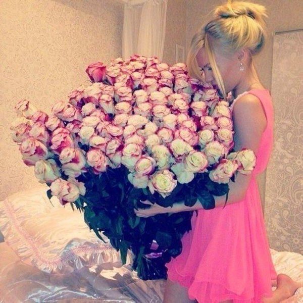 блондинка с букетом