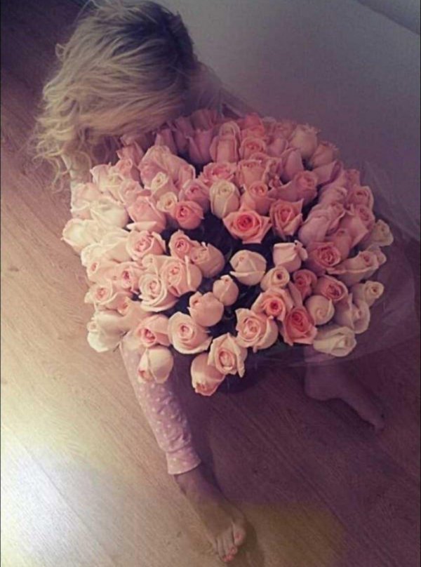 блондинка с цветами со спины