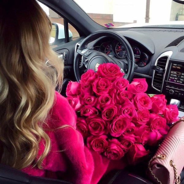 шикарный букет в машине