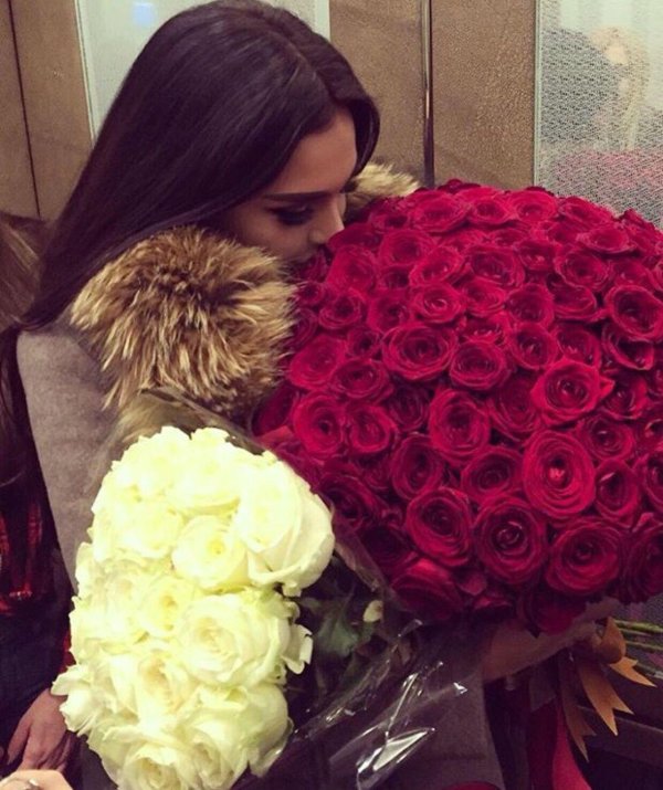 девушка с букетом роз