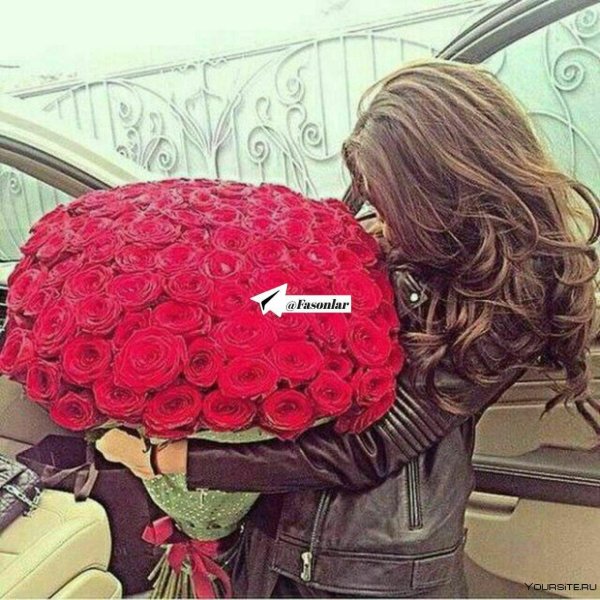 девушка с букетом роз