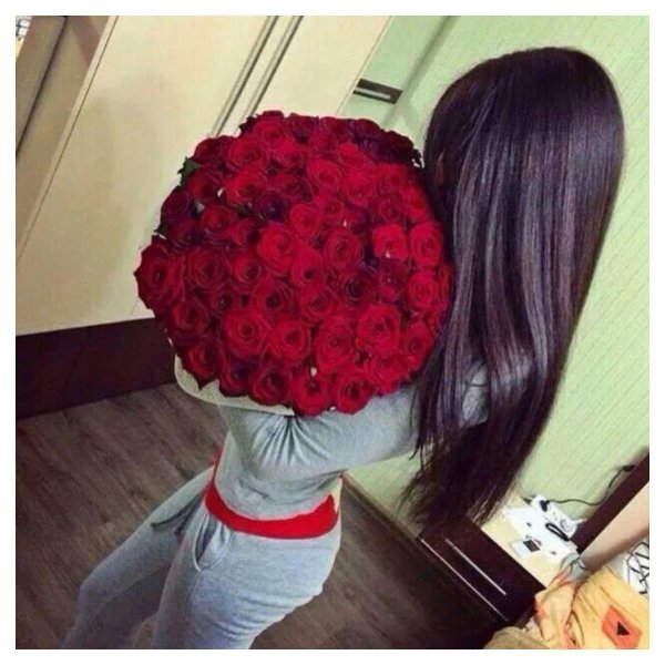 девушка с букетом роз