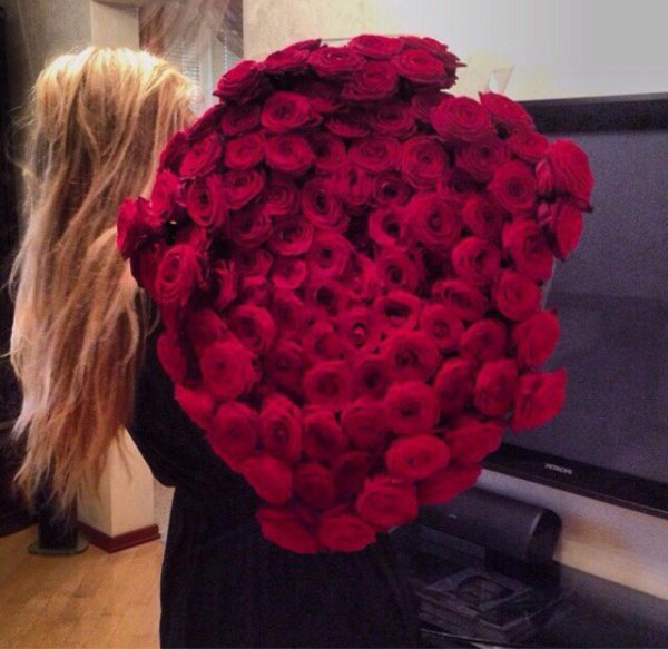 девушка с букетом роз