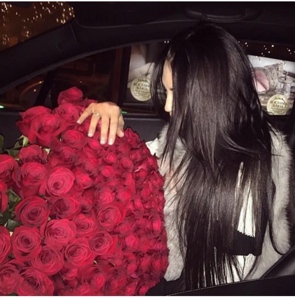 брюнетка с букетом цветов