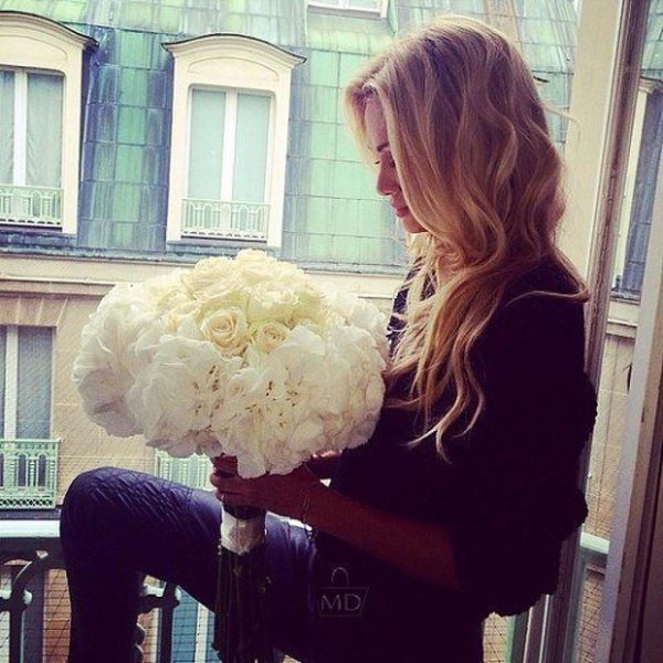 блондинка с цветами со спины