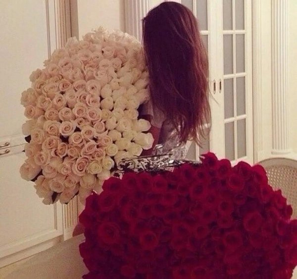 девушка с огромным букетом