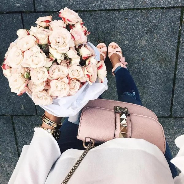 цветы в руках у девушки