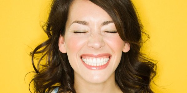 улыбается девушка