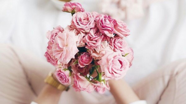 С цветами розы нежные