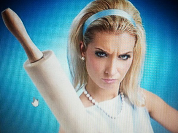 жена со скалкой