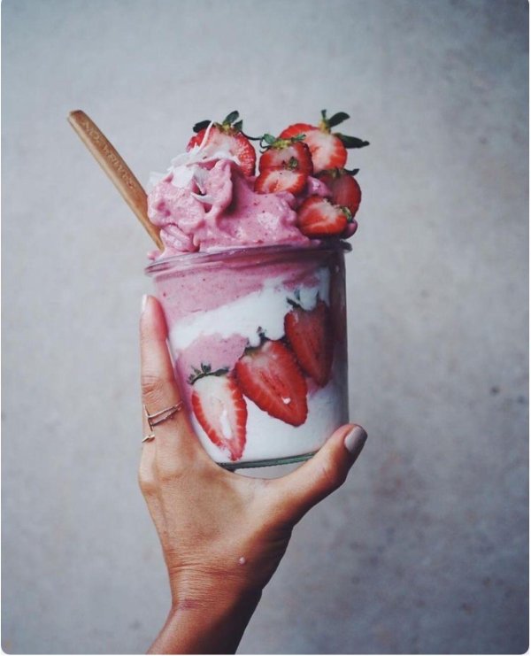 клубничный молочный коктейль