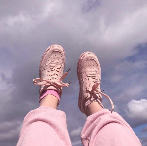 розовые кроссовки