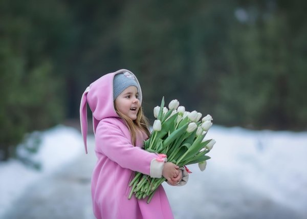 девушка с подснежниками