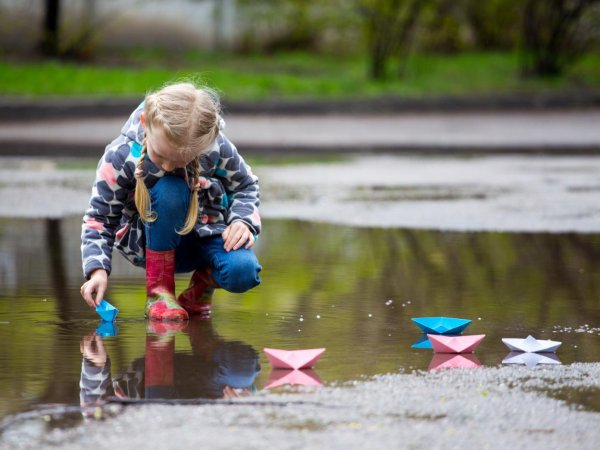 мальчик пускает кораблик